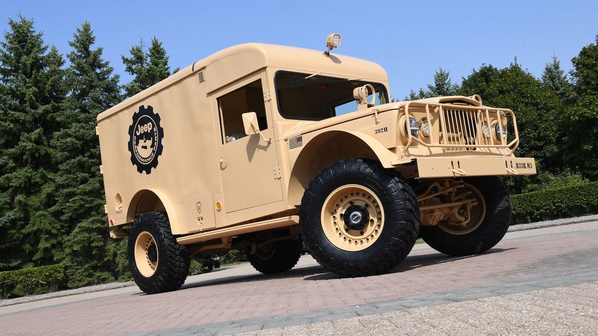 Mopar na SEMA Show prezentuje hybridní jeep i upravenou historickou sanitku